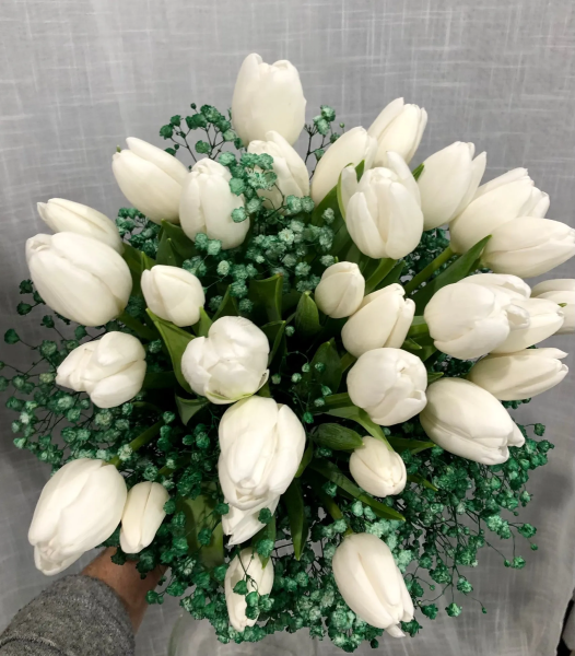 Tulips make beautiful bride bouquets, especially for late fall and spring weddings.